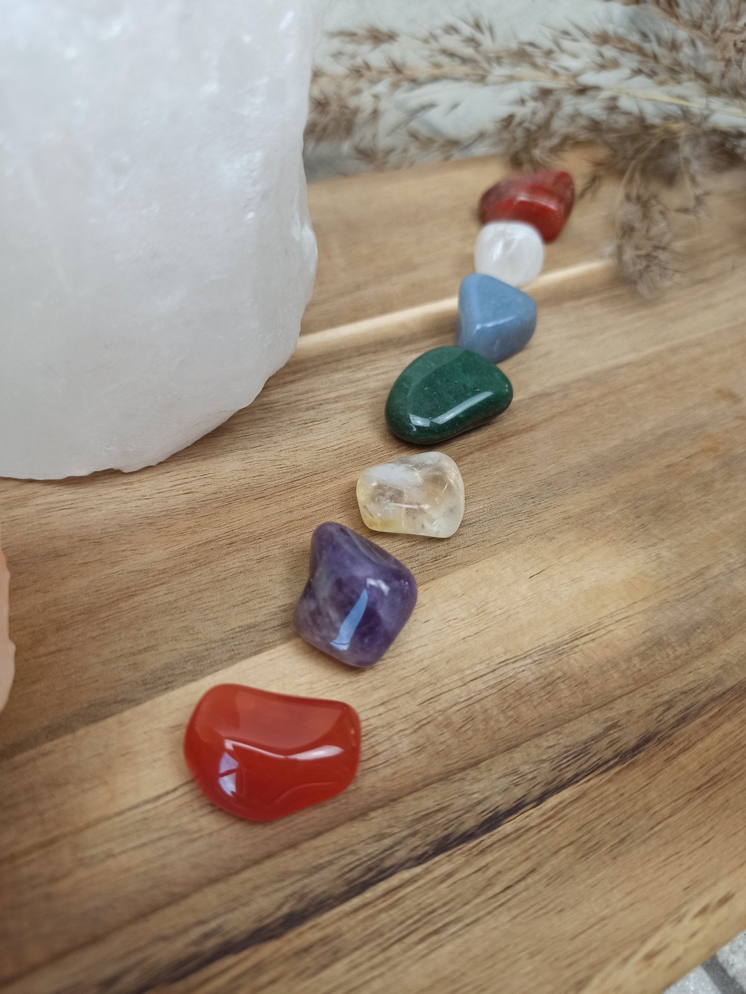 Chakra edelstenensetje – curated crystal by Marga Jacobs | rust, symboliek en intuïtieve zelfzorg