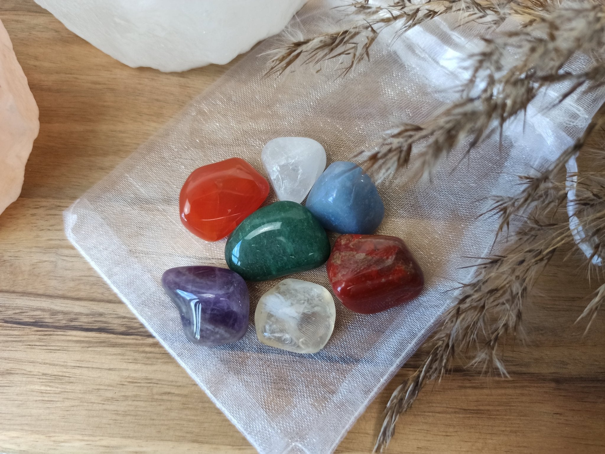 Chakra edelstenensetje – curated crystal by Marga Jacobs | rust, symboliek en intuïtieve zelfzorg