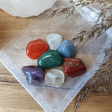Chakra edelstenensetje – curated crystal by Marga Jacobs | rust, symboliek en intuïtieve zelfzorg