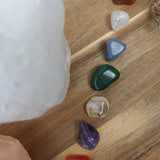 Chakra edelstenensetje – curated crystal by Marga Jacobs | rust, symboliek en intuïtieve zelfzorg