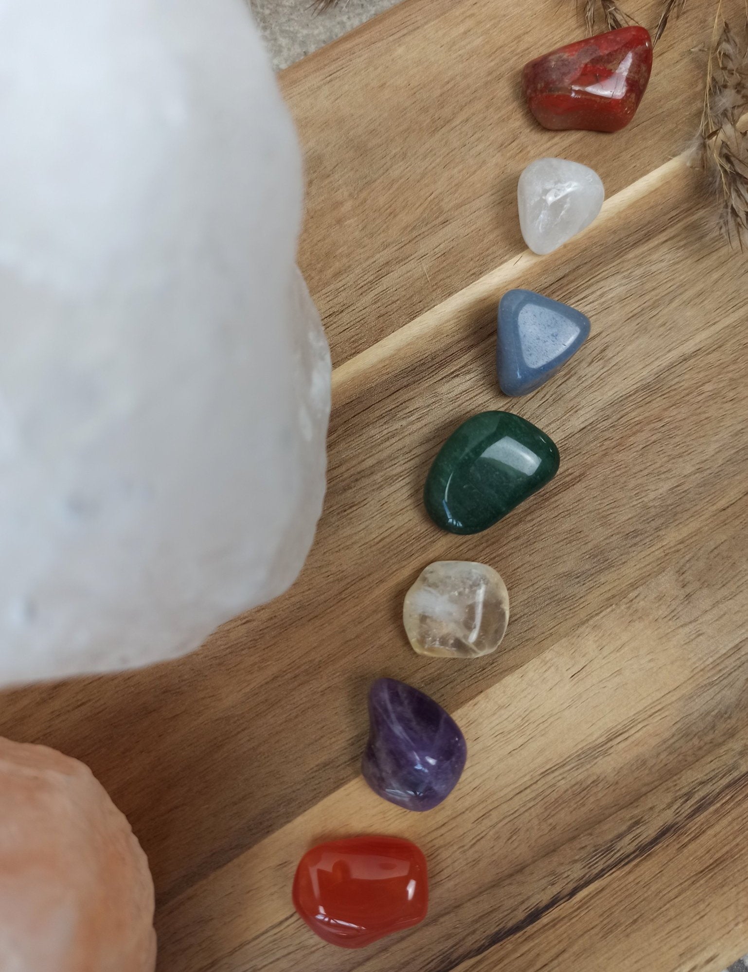 Chakra edelstenensetje – curated crystal by Marga Jacobs | rust, symboliek en intuïtieve zelfzorg