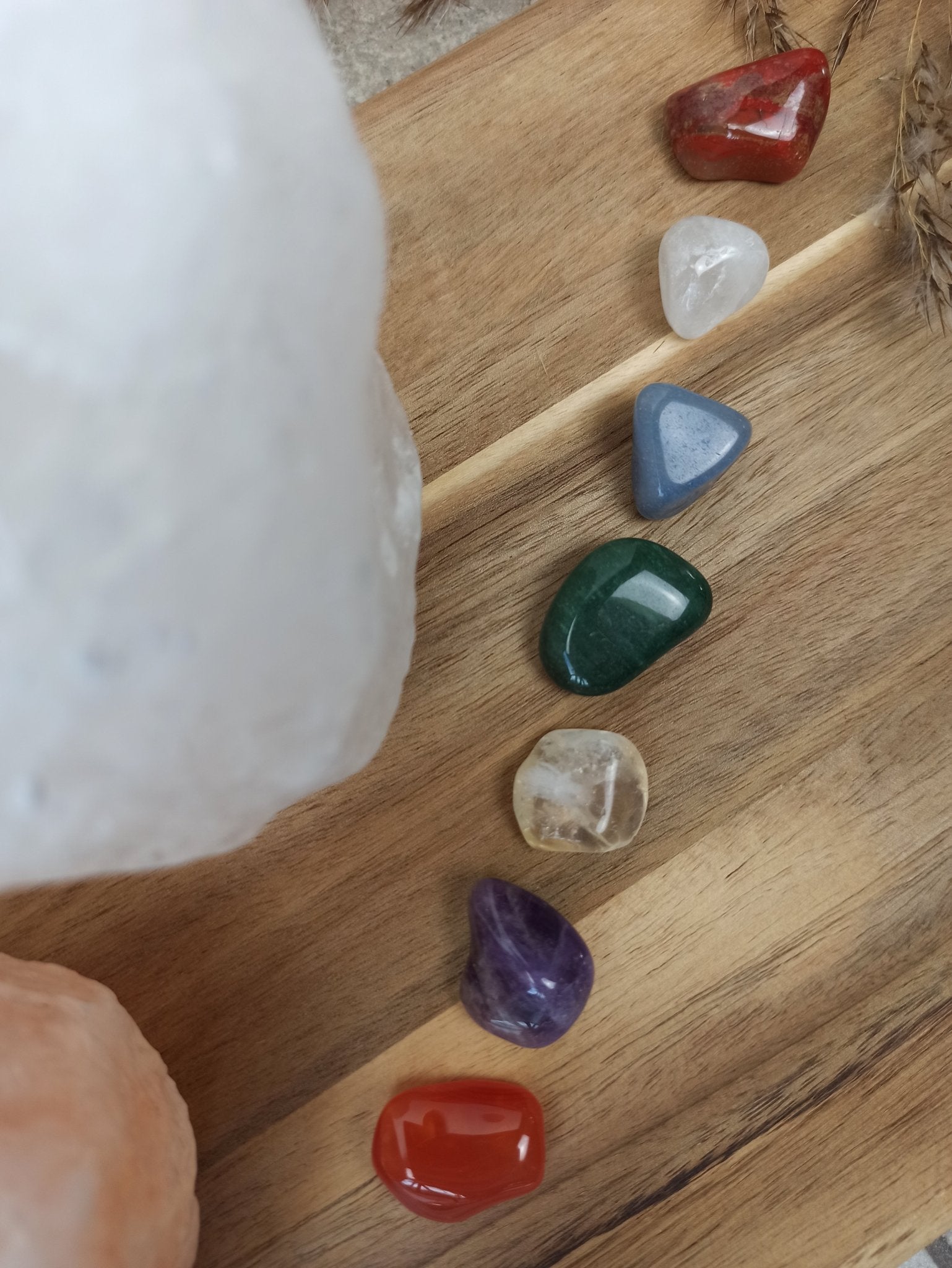 Chakra edelstenensetje – curated crystal by Marga Jacobs | rust, symboliek en intuïtieve zelfzorg