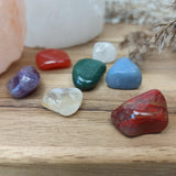 Chakra edelstenensetje – curated crystal by Marga Jacobs | rust, symboliek en intuïtieve zelfzorg