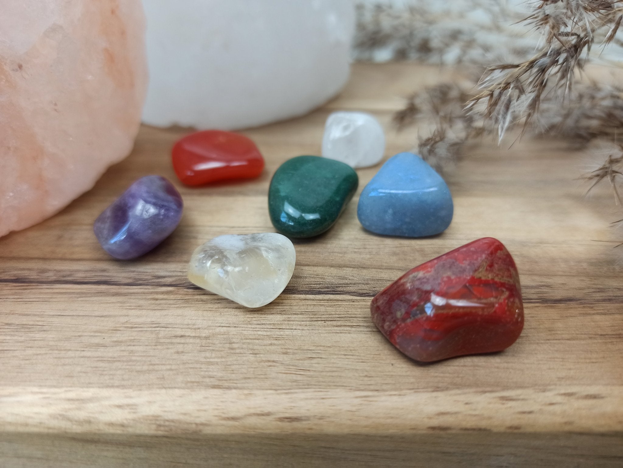 Chakra edelstenensetje – curated crystal by Marga Jacobs | rust, symboliek en intuïtieve zelfzorg