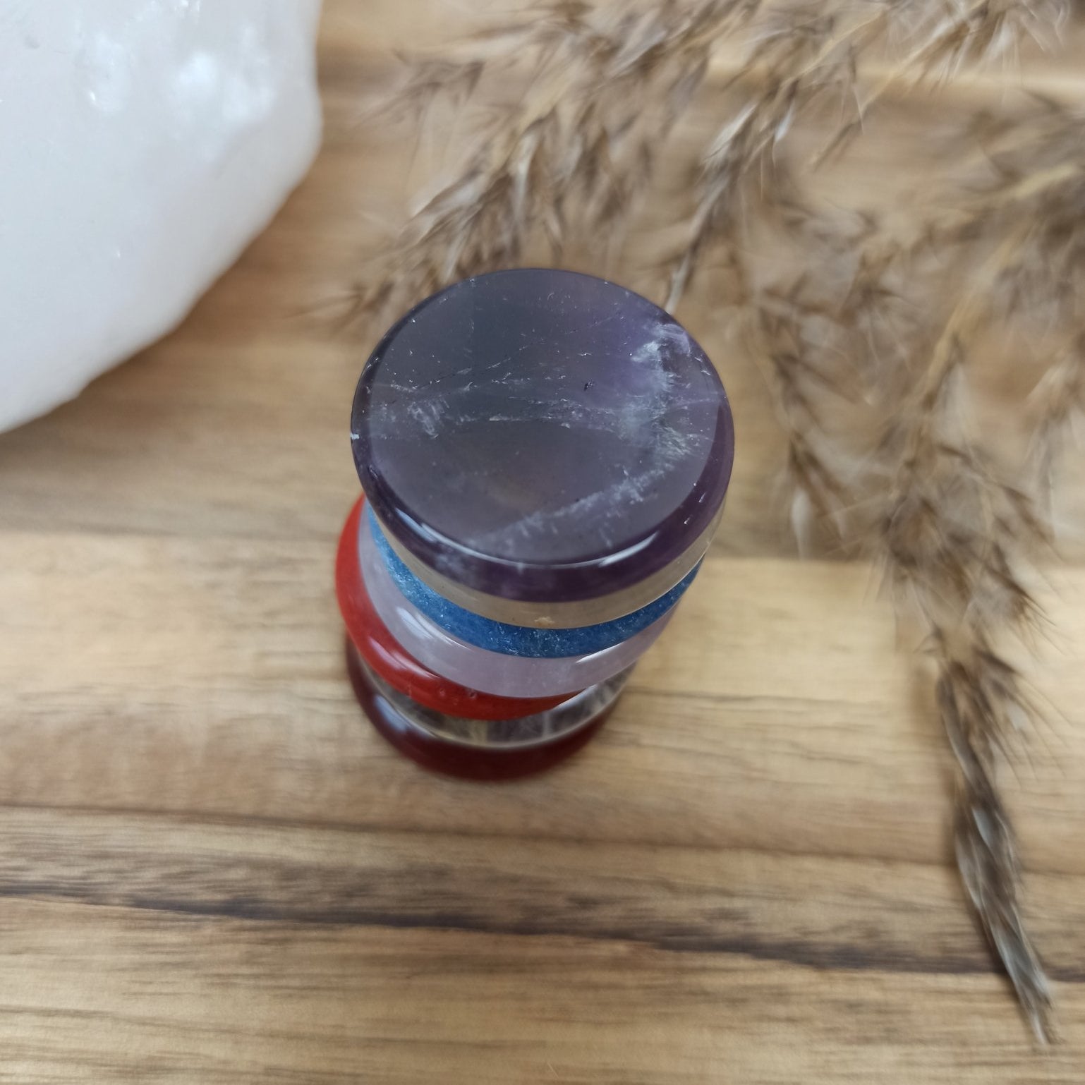 Chakra ronde oplegstenensetje – curated crystal by Marga Jacobs | rust, symboliek en intuïtieve zelfzorg
