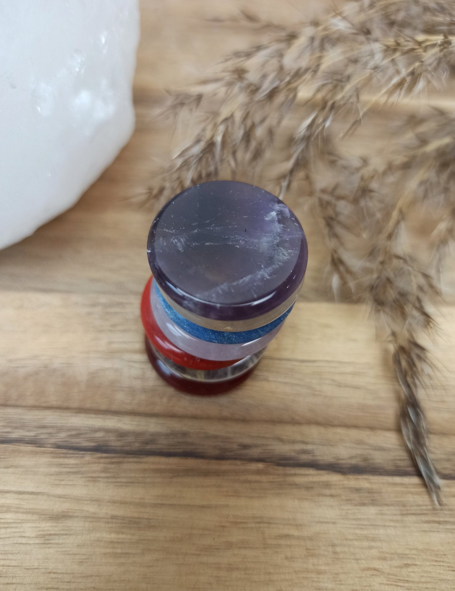 Chakra ronde oplegstenensetje – curated crystal by Marga Jacobs | rust, symboliek en intuïtieve zelfzorg