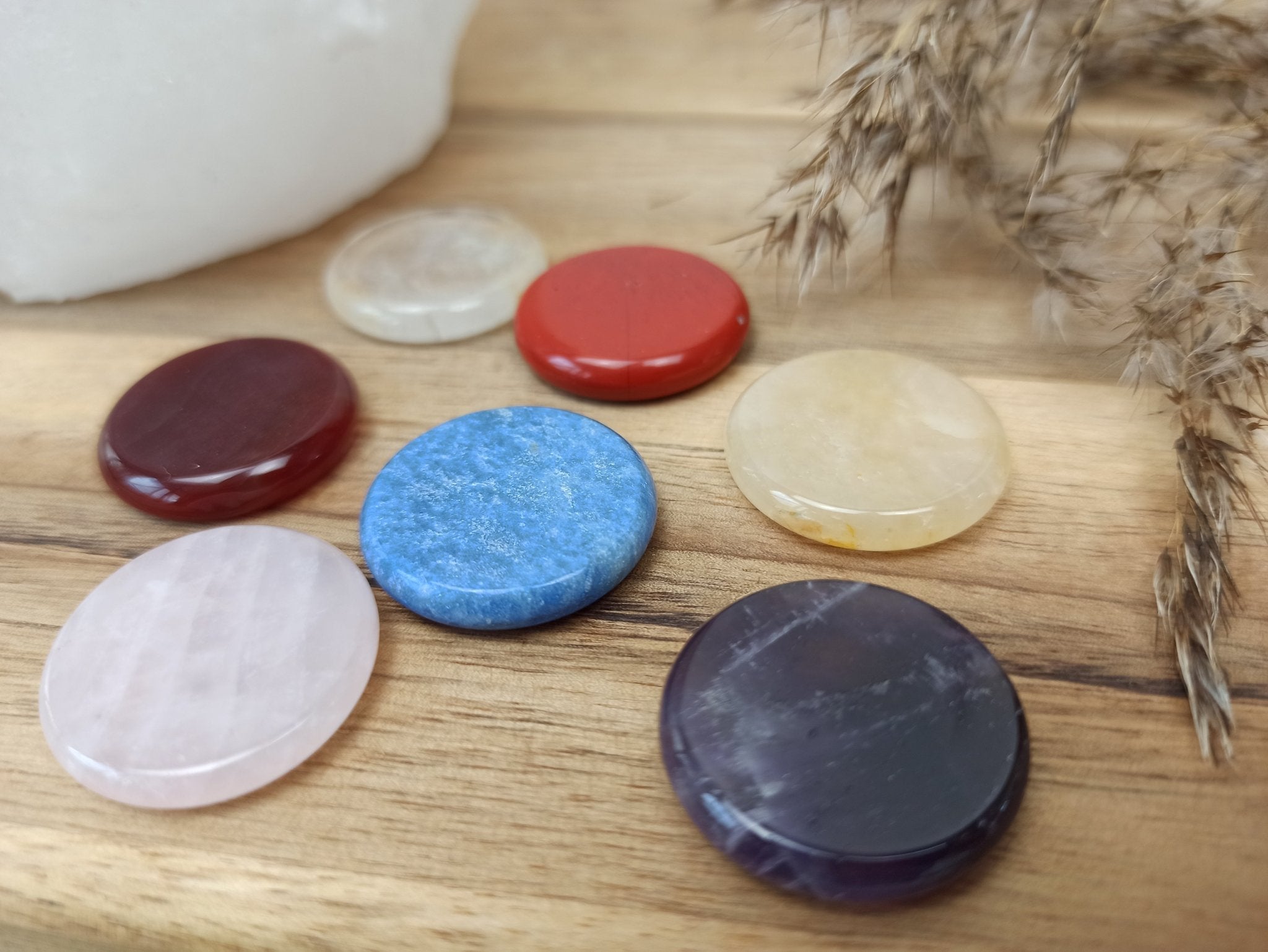 Chakra ronde oplegstenensetje – curated crystal by Marga Jacobs | rust, symboliek en intuïtieve zelfzorg