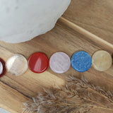 Chakra ronde oplegstenensetje – curated crystal by Marga Jacobs | rust, symboliek en intuïtieve zelfzorg