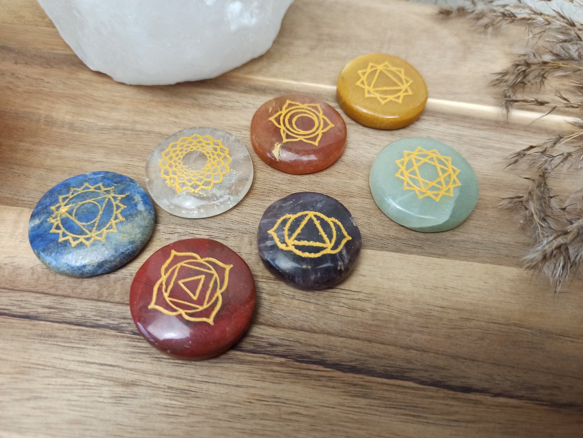 Chakra schijfstenen setje – curated crystal by Marga Jacobs | rust, symboliek en intuïtieve zelfzorg