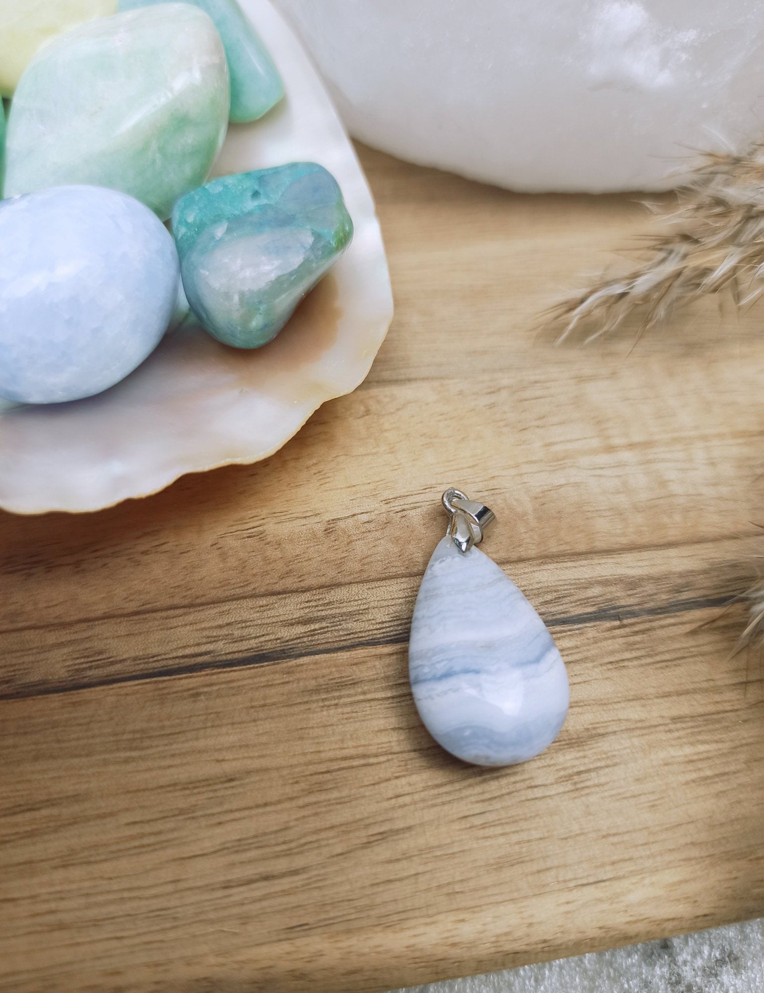 Chalcedoon edelsteen hanger druppel | 25 mm – curated crystal by Marga Jacobs | rust, symboliek en intuïtieve zelfzorg