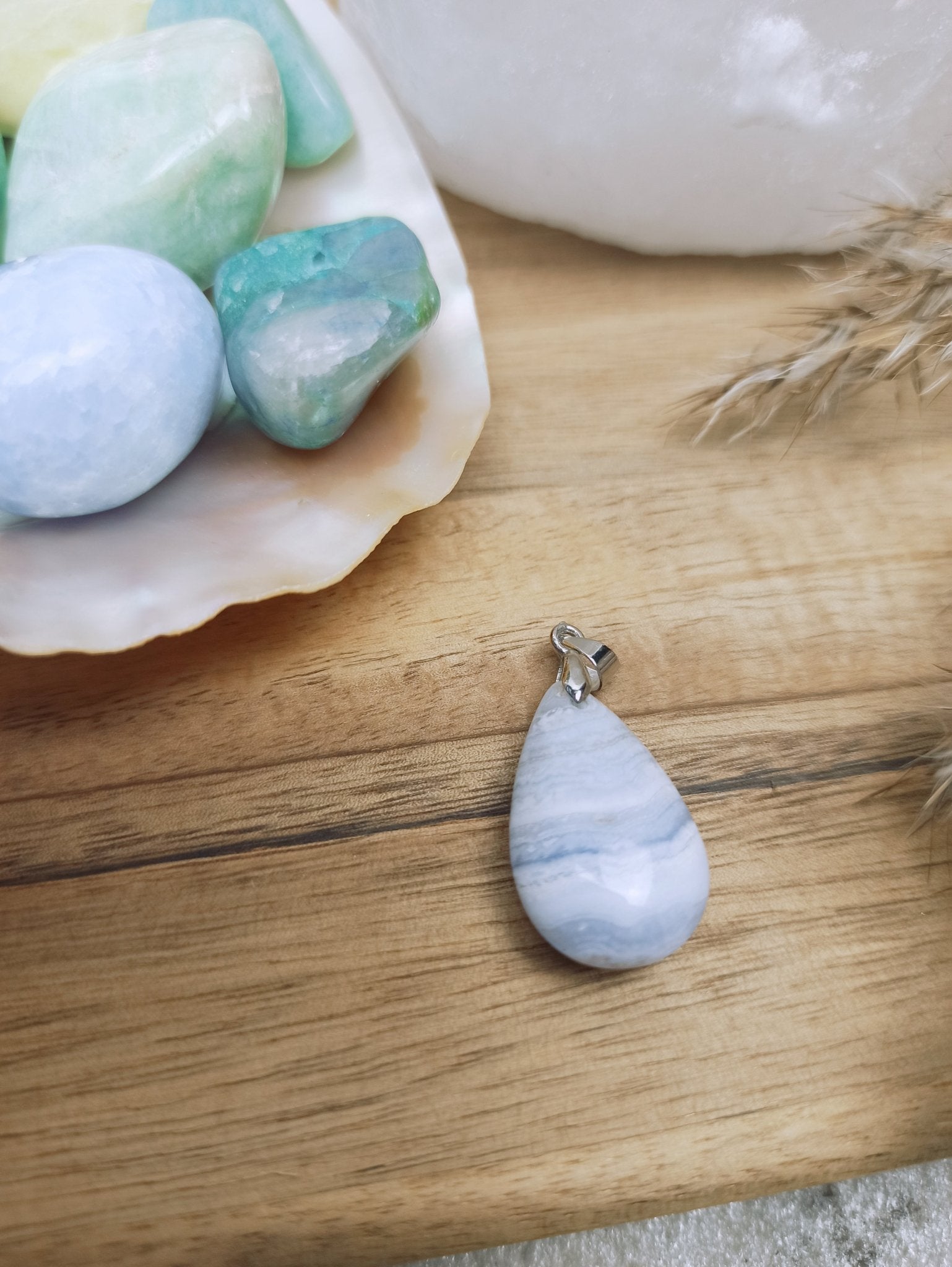 Chalcedoon edelsteen hanger druppel | 25 mm – curated crystal by Marga Jacobs | rust, symboliek en intuïtieve zelfzorg