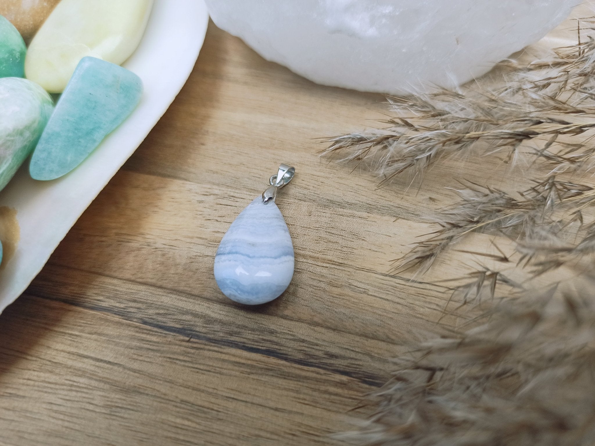 Chalcedoon edelsteen hanger druppel | 25 mm – curated crystal by Marga Jacobs | rust, symboliek en intuïtieve zelfzorg