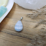 Chalcedoon edelsteen hanger druppel | 25 mm – curated crystal by Marga Jacobs | rust, symboliek en intuïtieve zelfzorg