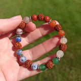 Charkrastenen met rudraksha armband | 8 mm – curated crystal by Marga Jacobs | rust, symboliek en intuïtieve zelfzorg