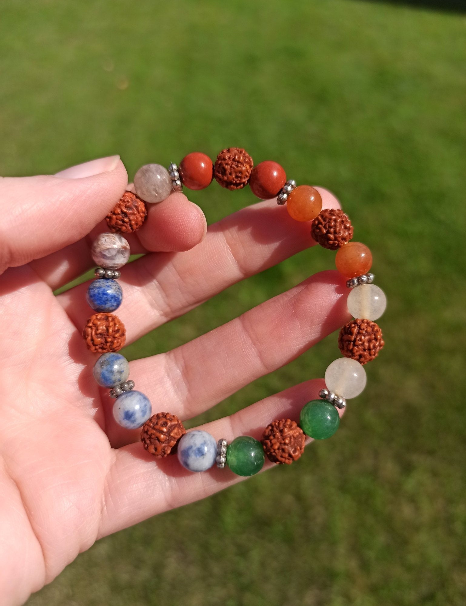 Charkrastenen met rudraksha armband | 8 mm – curated crystal by Marga Jacobs | rust, symboliek en intuïtieve zelfzorg