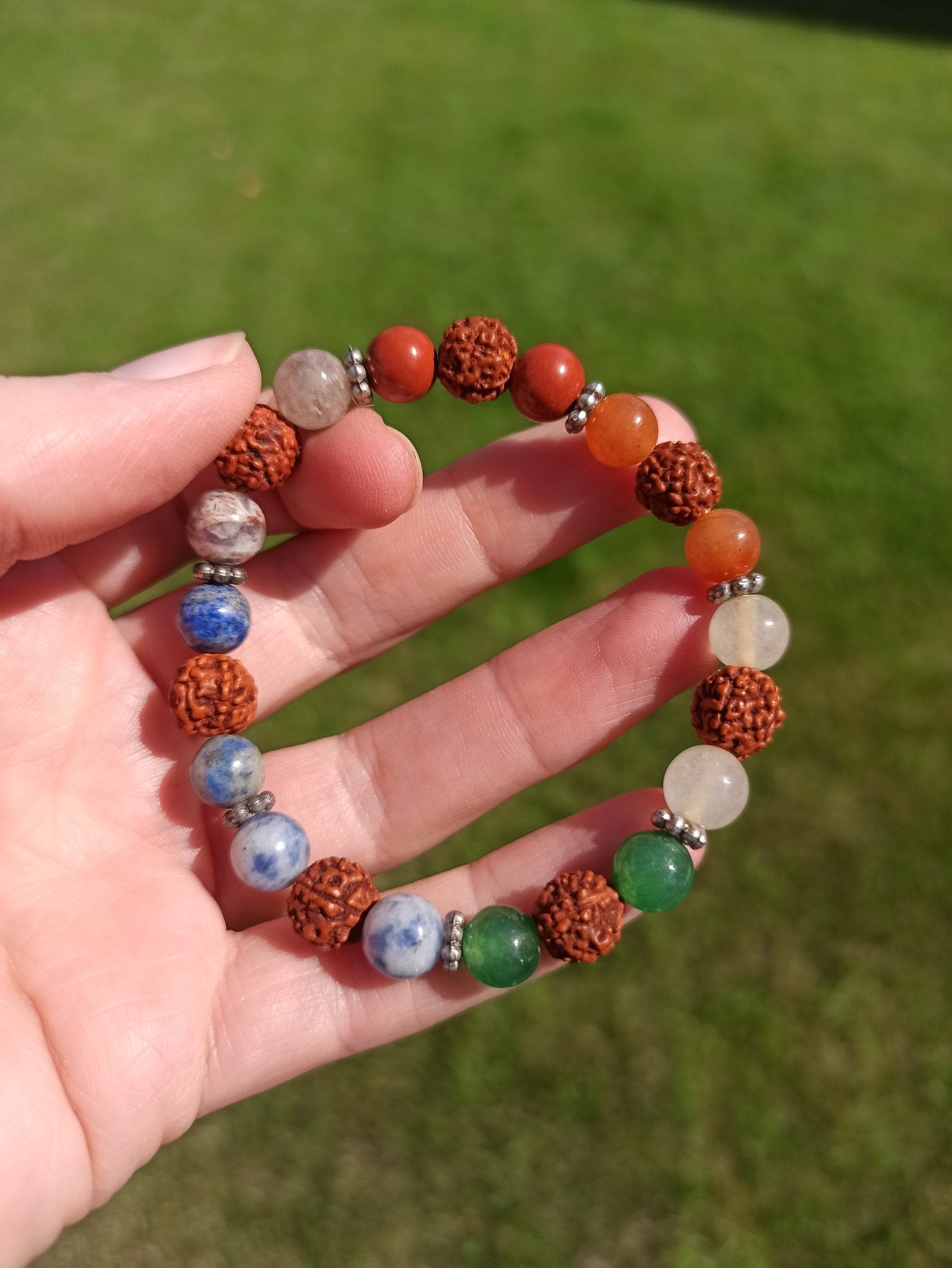 Charkrastenen met rudraksha armband | 8 mm – curated crystal by Marga Jacobs | rust, symboliek en intuïtieve zelfzorg