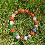 Charkrastenen met rudraksha armband | 8 mm – curated crystal by Marga Jacobs | rust, symboliek en intuïtieve zelfzorg