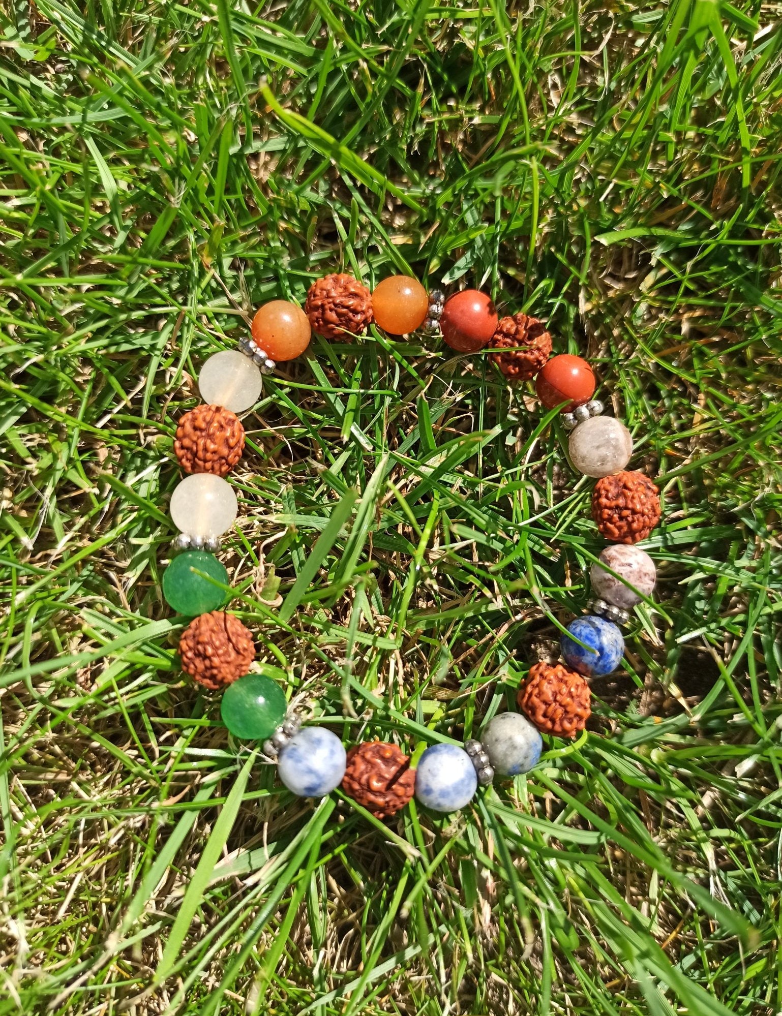 Charkrastenen met rudraksha armband | 8 mm – curated crystal by Marga Jacobs | rust, symboliek en intuïtieve zelfzorg