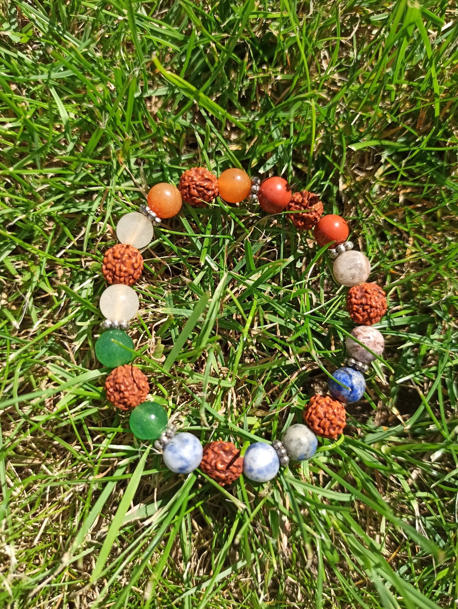 Charkrastenen met rudraksha armband | 8 mm – curated crystal by Marga Jacobs | rust, symboliek en intuïtieve zelfzorg