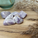 Charoïet trommelstenen – curated crystal by Marga Jacobs | rust, symboliek en intuïtieve zelfzorg