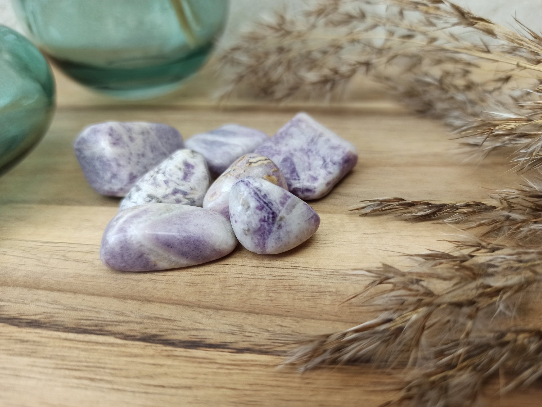 Charoïet trommelstenen – curated crystal by Marga Jacobs | rust, symboliek en intuïtieve zelfzorg