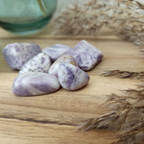 Charoïet trommelstenen – curated crystal by Marga Jacobs | rust, symboliek en intuïtieve zelfzorg