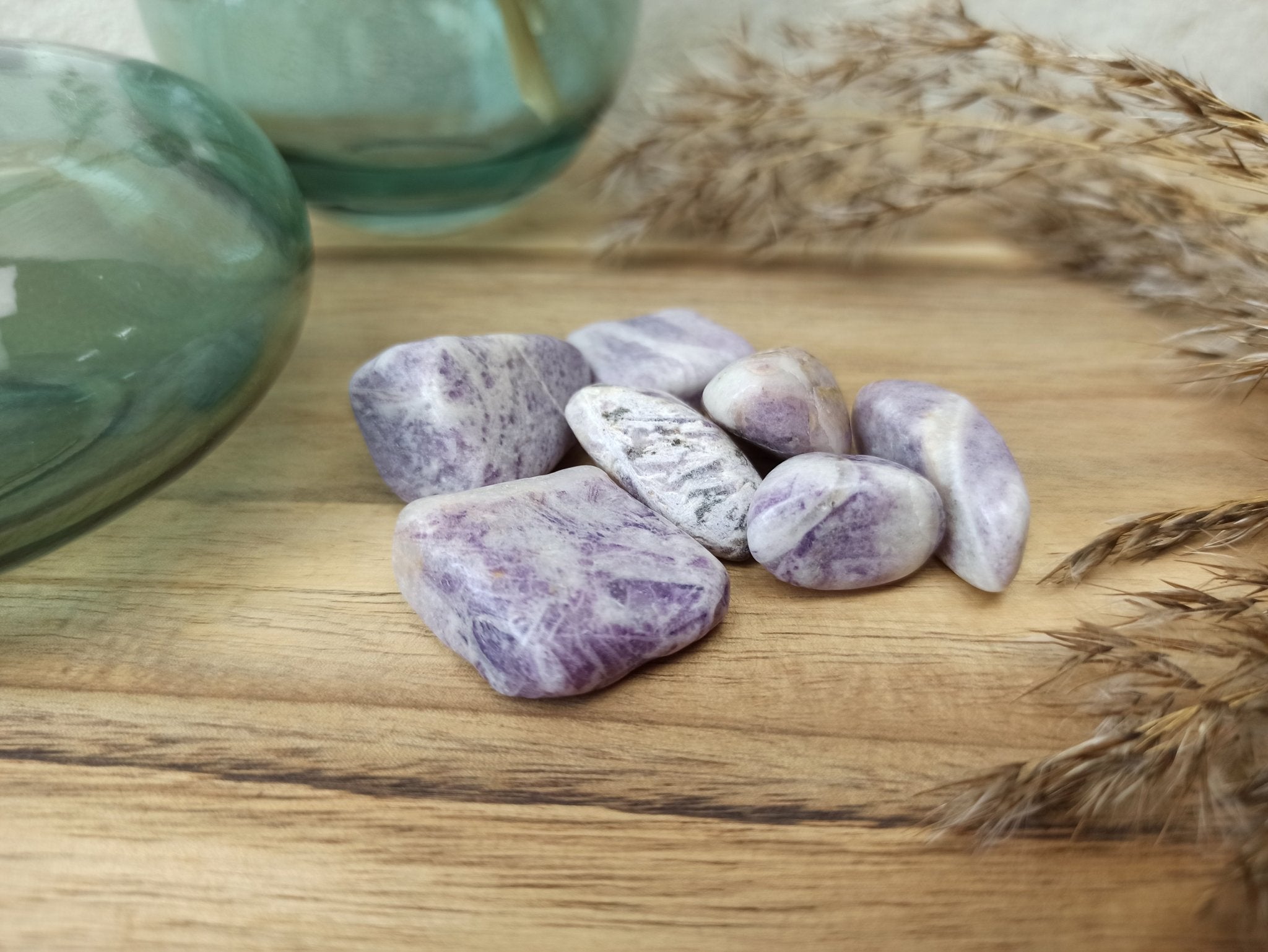 Charoïet trommelstenen – curated crystal by Marga Jacobs | rust, symboliek en intuïtieve zelfzorg