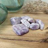 Charoïet trommelstenen – curated crystal by Marga Jacobs | rust, symboliek en intuïtieve zelfzorg