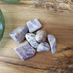 Charoïet trommelstenen – curated crystal by Marga Jacobs | rust, symboliek en intuïtieve zelfzorg