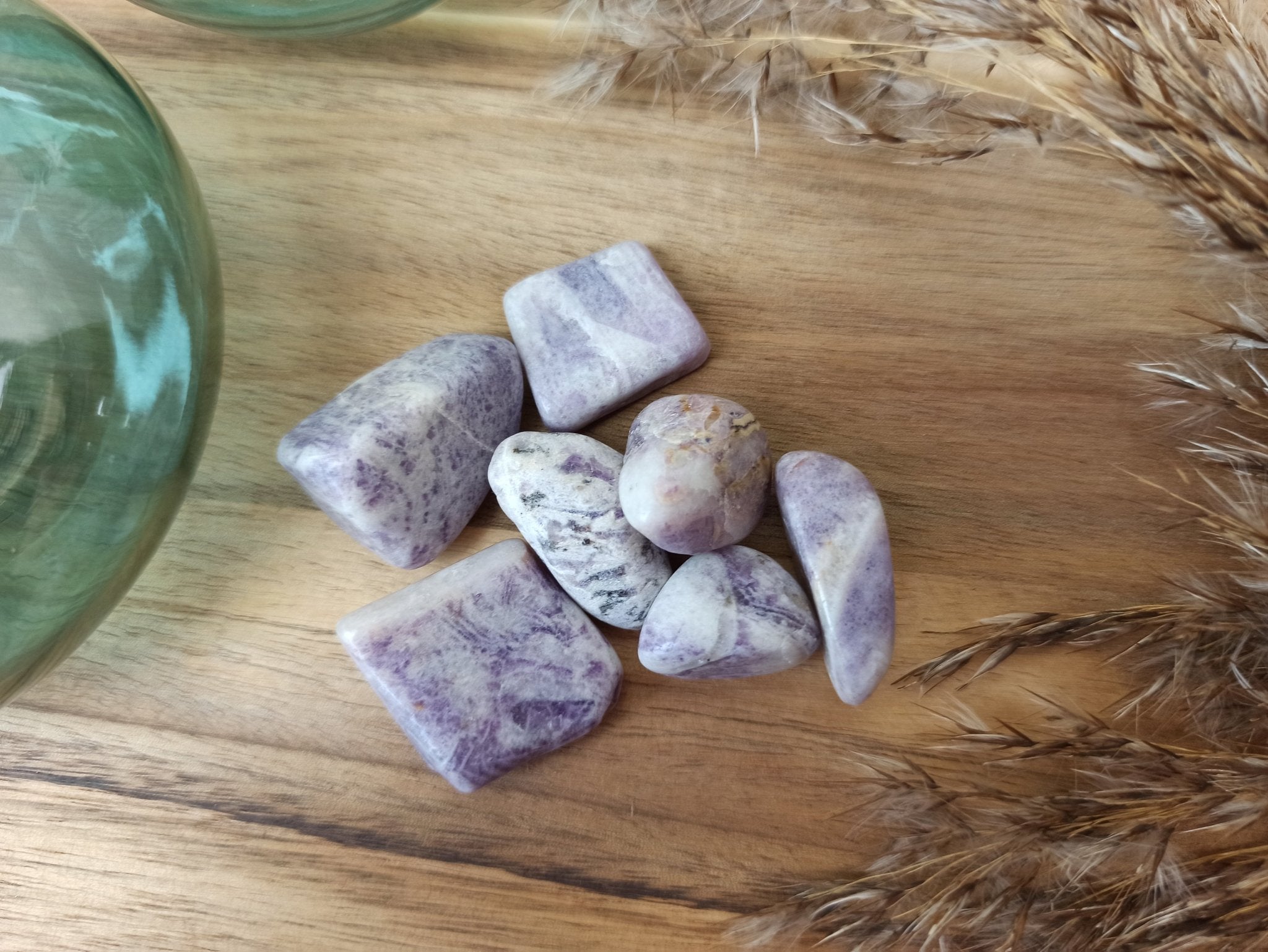 Charoïet trommelstenen – curated crystal by Marga Jacobs | rust, symboliek en intuïtieve zelfzorg