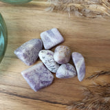 Charoïet trommelstenen – curated crystal by Marga Jacobs | rust, symboliek en intuïtieve zelfzorg