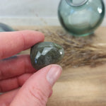 Chloriet trommelstenen – curated crystal by Marga Jacobs | rust, symboliek en intuïtieve zelfzorg