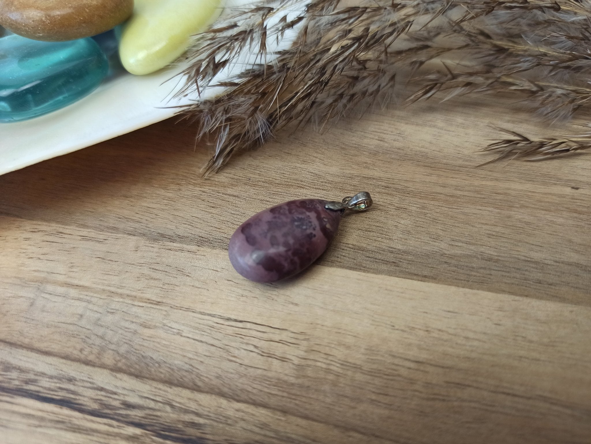 Choco jaspis edelsteen hanger druppel | 25 mm – curated crystal by Marga Jacobs | rust, symboliek en intuïtieve zelfzorg