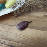 Choco jaspis edelsteen hanger druppel | 25 mm – curated crystal by Marga Jacobs | rust, symboliek en intuïtieve zelfzorg