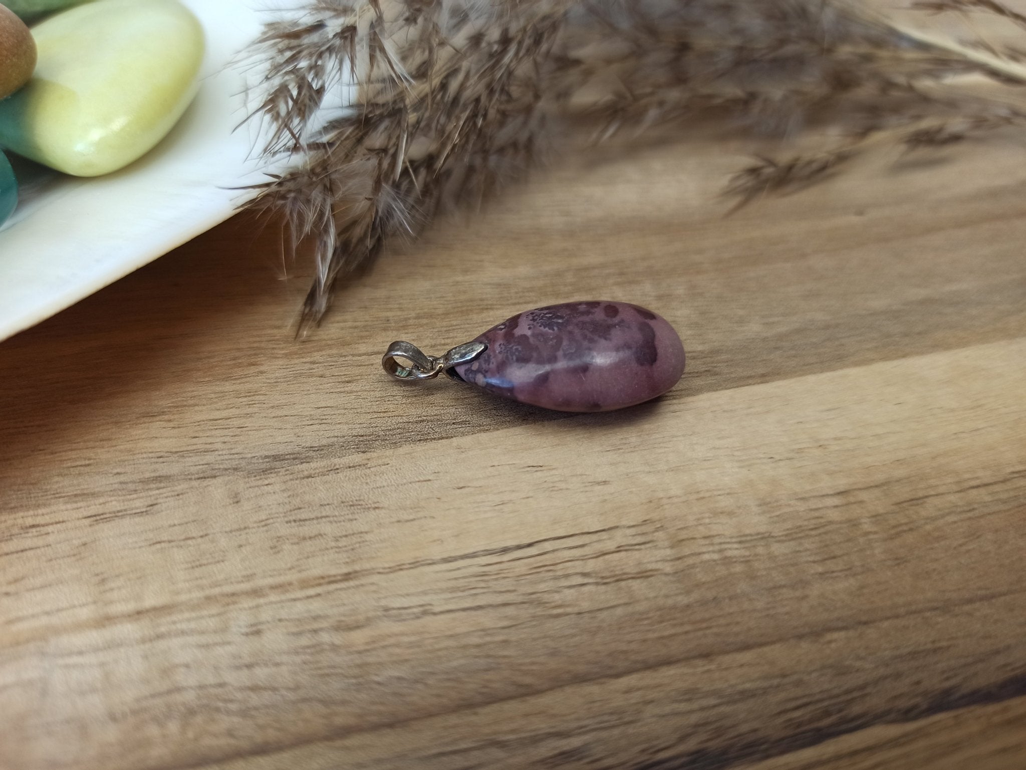 Choco jaspis edelsteen hanger druppel | 25 mm – curated crystal by Marga Jacobs | rust, symboliek en intuïtieve zelfzorg