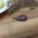 Choco jaspis edelsteen hanger druppel | 25 mm – curated crystal by Marga Jacobs | rust, symboliek en intuïtieve zelfzorg