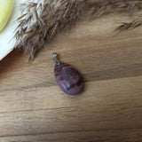 Choco jaspis edelsteen hanger druppel | 25 mm – curated crystal by Marga Jacobs | rust, symboliek en intuïtieve zelfzorg