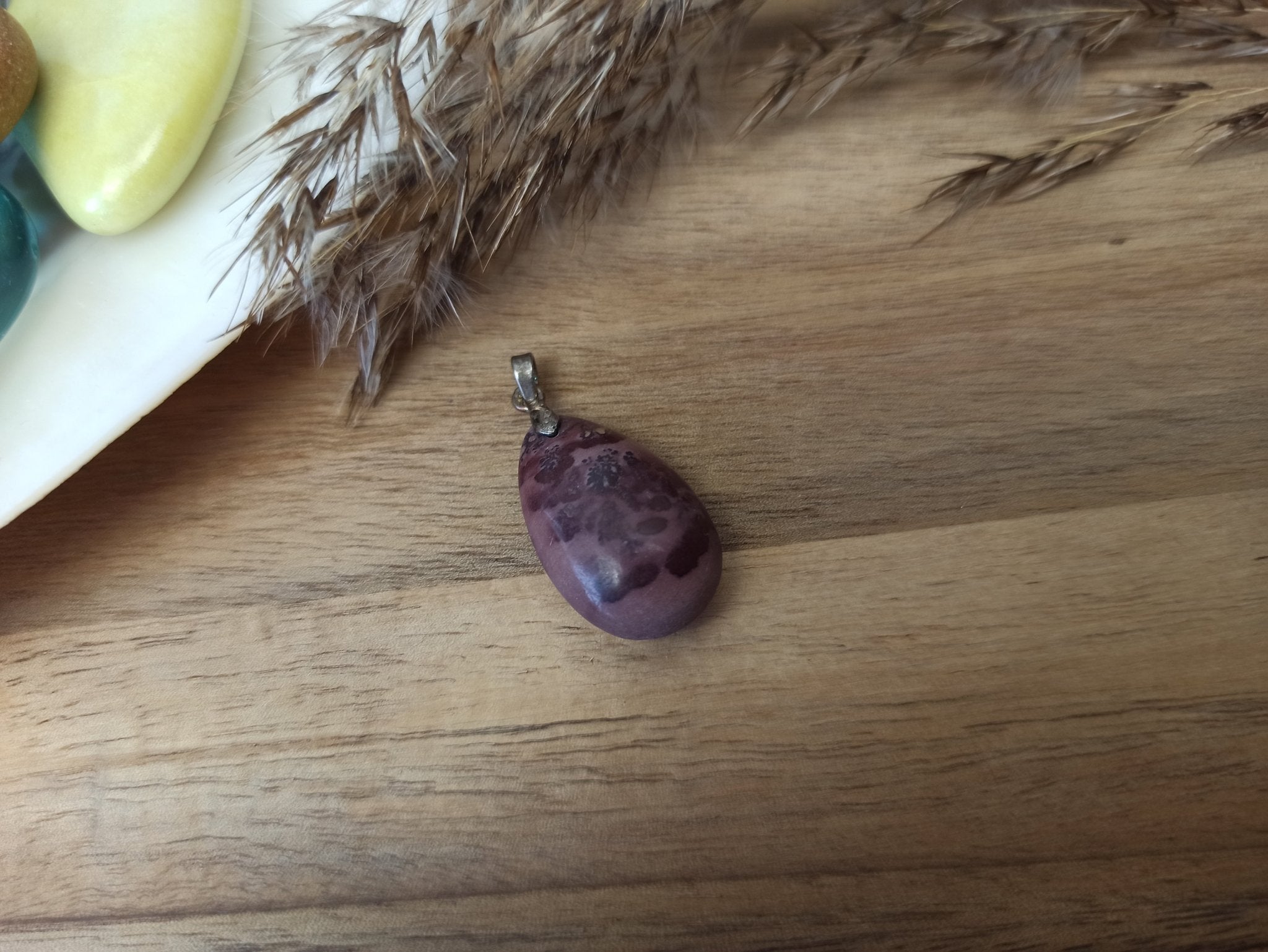 Choco jaspis edelsteen hanger druppel | 25 mm – curated crystal by Marga Jacobs | rust, symboliek en intuïtieve zelfzorg