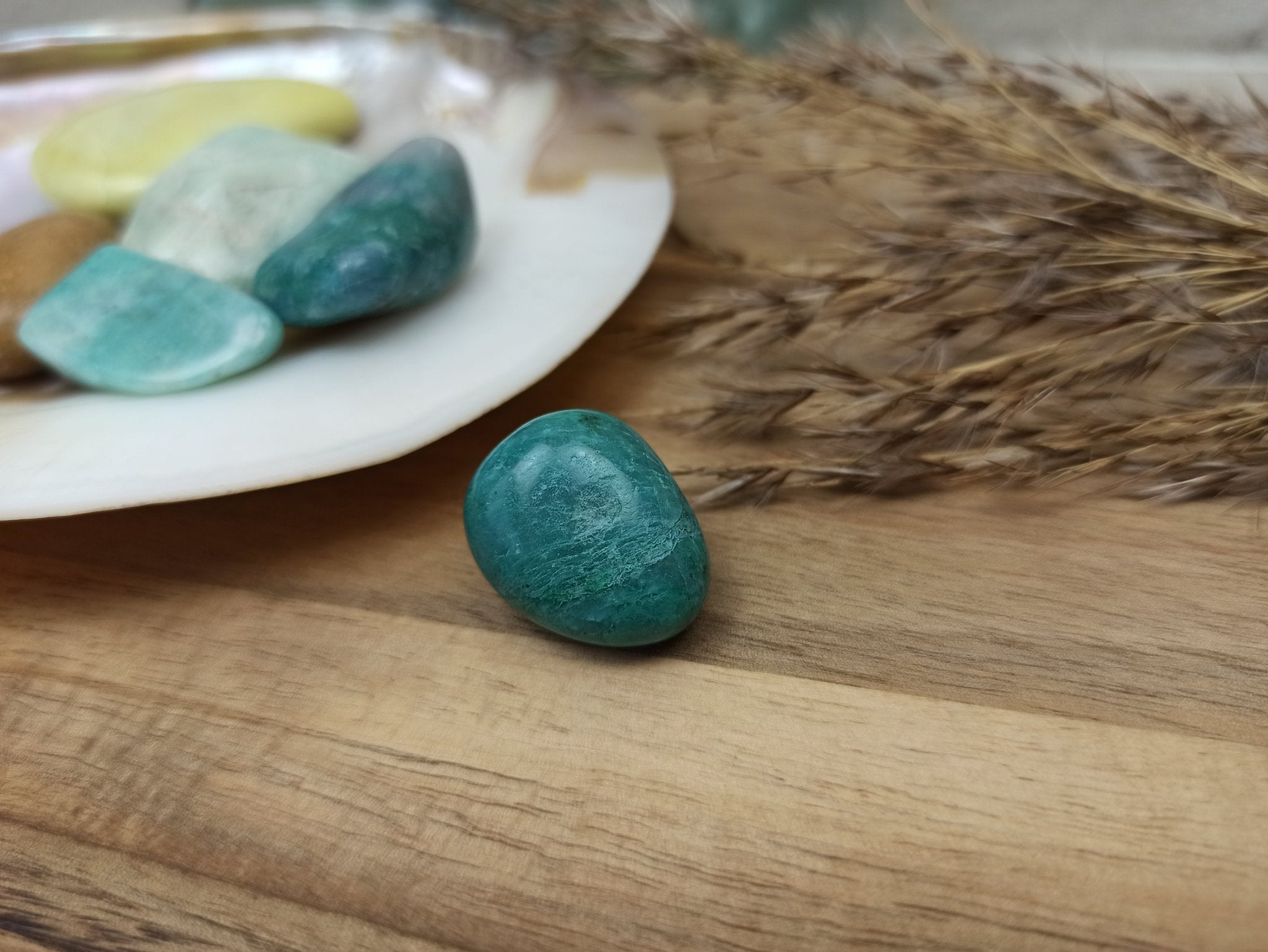 Chrysocolla trommelstenen – curated crystal by Marga Jacobs | rust, symboliek en intuïtieve zelfzorg