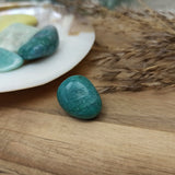 Chrysocolla trommelstenen – curated crystal by Marga Jacobs | rust, symboliek en intuïtieve zelfzorg