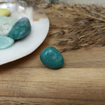 Chrysocolla trommelstenen – curated crystal by Marga Jacobs | rust, symboliek en intuïtieve zelfzorg