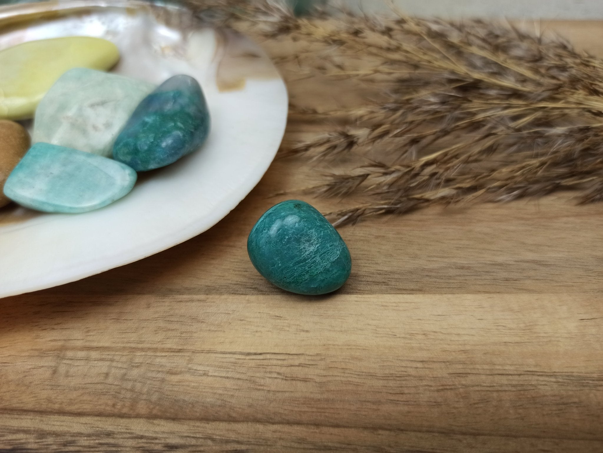 Chrysocolla trommelstenen – curated crystal by Marga Jacobs | rust, symboliek en intuïtieve zelfzorg