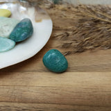 Chrysocolla trommelstenen – curated crystal by Marga Jacobs | rust, symboliek en intuïtieve zelfzorg