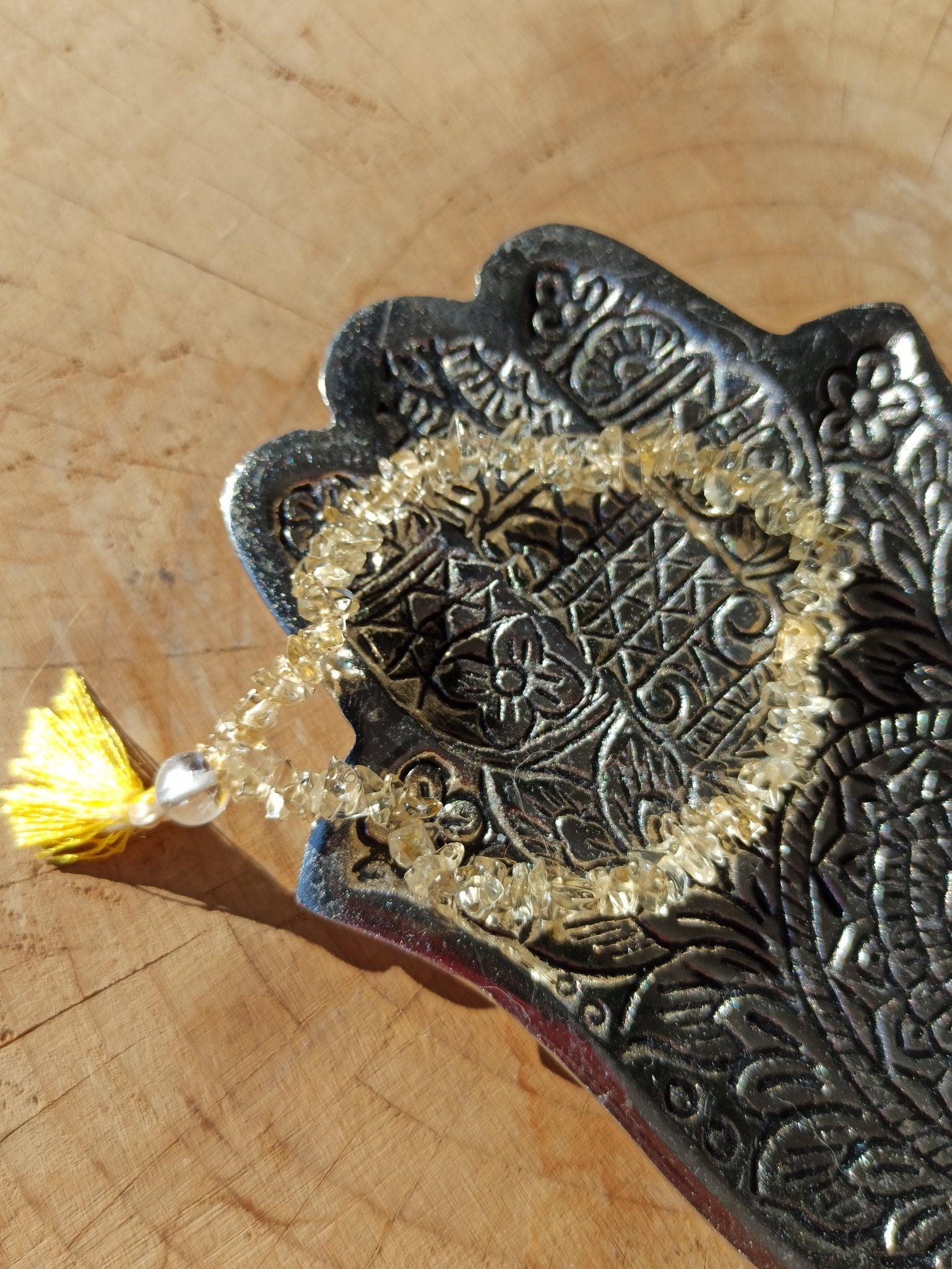 Citrien edelsteen armband split met flosje – curated crystal by Marga Jacobs | rust, symboliek en intuïtieve zelfzorg