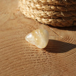 Citrien trommelstenen – curated crystal by Marga Jacobs | rust, symboliek en intuïtieve zelfzorg