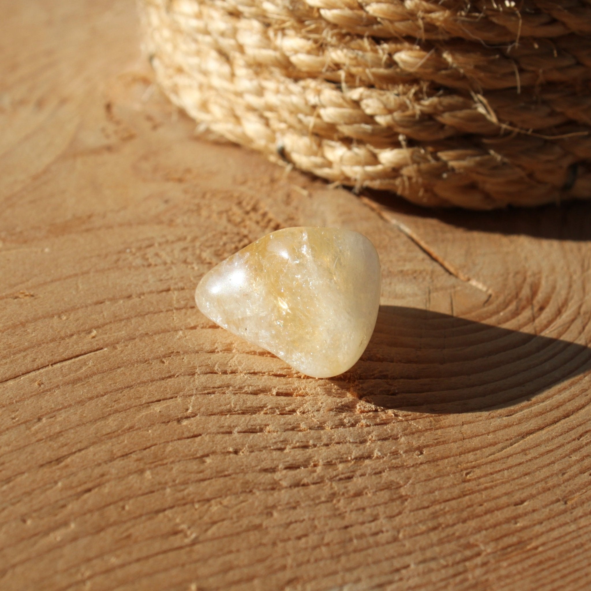 Citrien trommelstenen – curated crystal by Marga Jacobs | rust, symboliek en intuïtieve zelfzorg