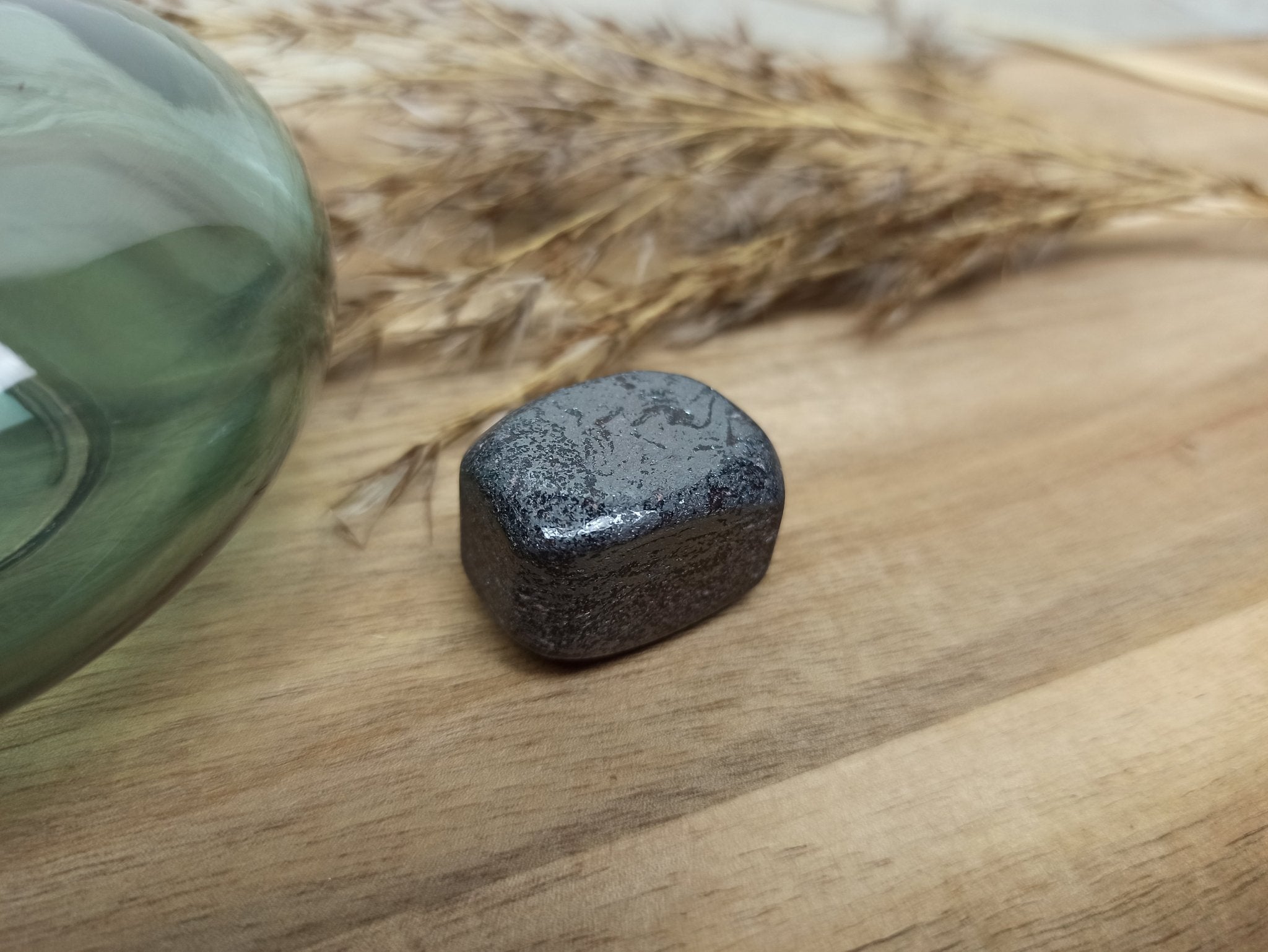 Covelliet trommelstenen – curated crystal by Marga Jacobs | rust, symboliek en intuïtieve zelfzorg