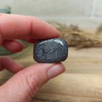 Covelliet trommelstenen – curated crystal by Marga Jacobs | rust, symboliek en intuïtieve zelfzorg