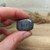 Covelliet trommelstenen – curated crystal by Marga Jacobs | rust, symboliek en intuïtieve zelfzorg