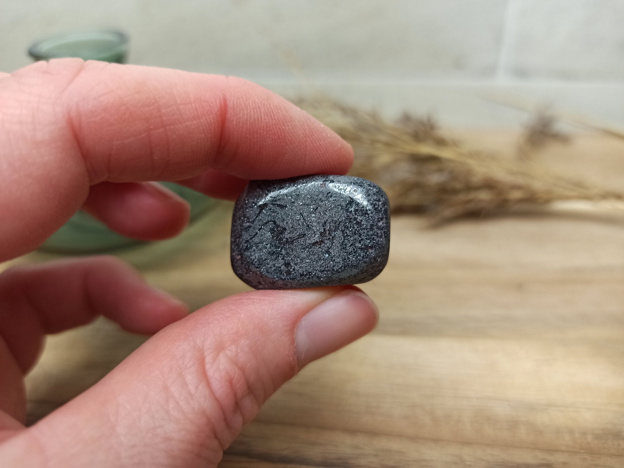 Covelliet trommelstenen – curated crystal by Marga Jacobs | rust, symboliek en intuïtieve zelfzorg